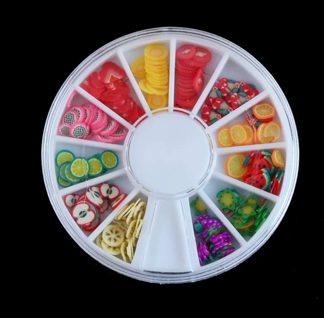 Uñas decoradas con frutas en rodajas
